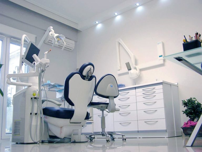 Πήρε την κατάσταση στα χέρια του: Βγάζει τα δόντια του μόνος του γιατί δε βρίσκει ραντεβού με οδοντίατρο