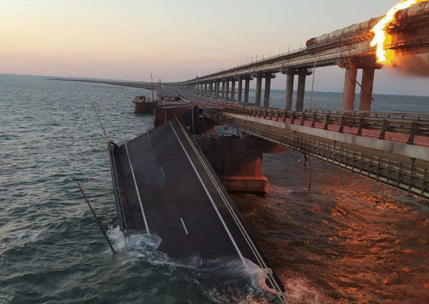 Από ανατίναξη φορτηγού η έκρηξη στη γέφυρα που συνδέει Ρωσία – Κριμαία