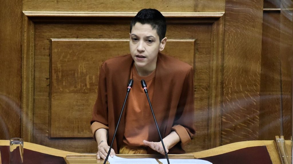 ΜέΡΑ25: Ανεξαρτητοποιήθηκε η Φωτεινή Μπακαδήμα – Η 3η γυναίκα βουλευτής που φεύγει από το κόμμα