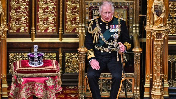 Βασιλιάς Κάρολος: Ανησυχία για την υγεία του