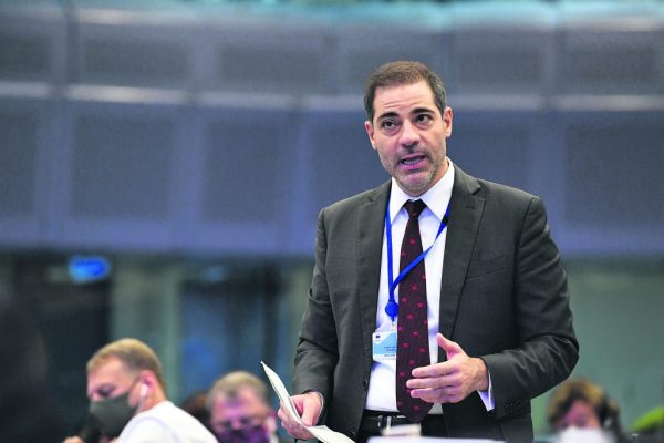 Δήμαρχος Αλίμου: Δέχομαι απειλές από μπράβους της νύχτας και εν ενεργεία αστυνομικό