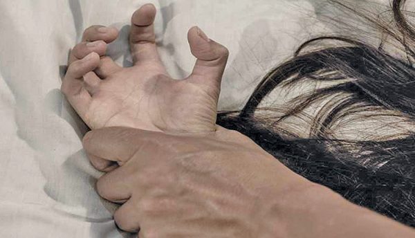 Παλαιό Φάληρο: «Φοβάμαι για τη ζωή μου» – Τι λέει στο MEGA η 34χρονη που έπεσε θύμα βιασμού