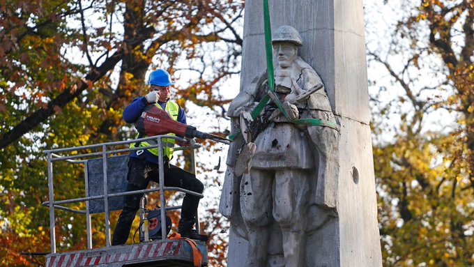 Η Πολωνία γκρεμίζει σοβιετικά μνημεία: Οργισμένη αντίδραση του Κρεμλίνου