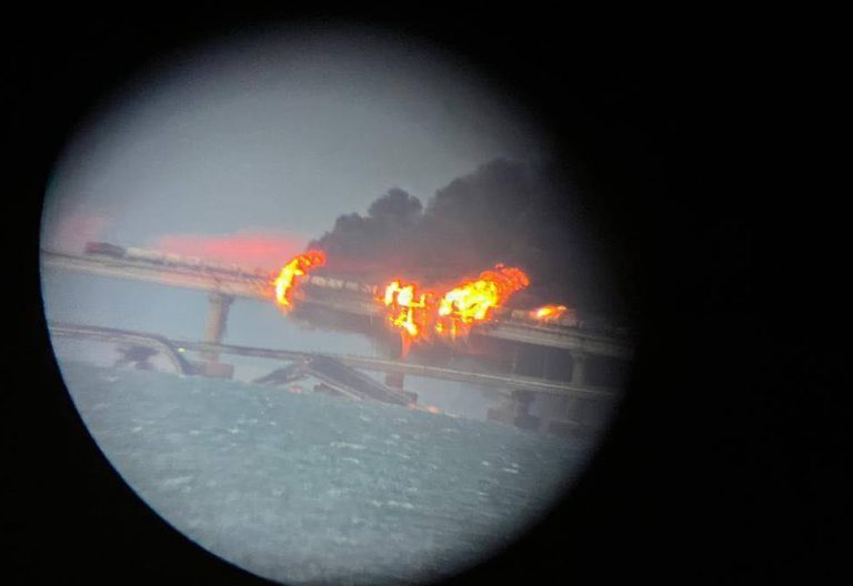 Μεγάλη φωτιά στη γέφυρα που συνδέει τη Ρωσία με την Κριμαία – Διακόπηκε η κυκλοφορία