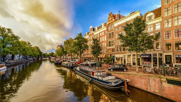 Netherlands: ‘door’ to Amsterdam cafes for ‘cannabis tourists’