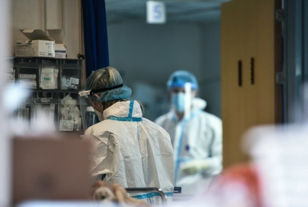 Κοροναϊός: Ταυτόχρονη κυκλοφορία με τον ιό της γρίπης – Τι αναφέρουν οι επιστήμονες για τη φθίνουσα ανοσία