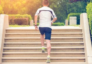 Έρευνα: Το κατέβασμα της σκάλας μπορεί να βελτιώσει αρκετές παραμέτρους που σχετίζονται με την υγεία