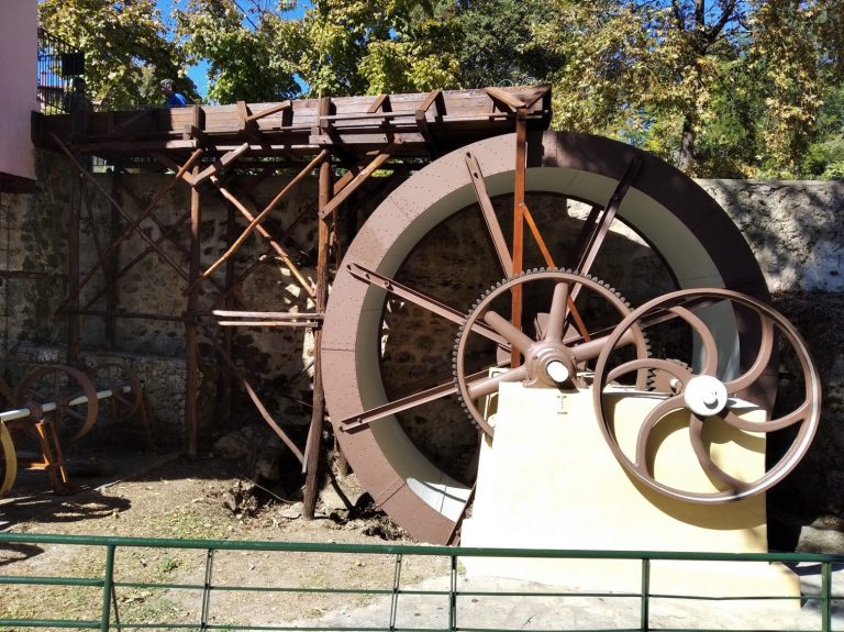 Προσπάθειες αποκατάστασης της μεγάλης ρόδας του παλιού αλευρόμυλου από τον Δήμο Έδεσσας