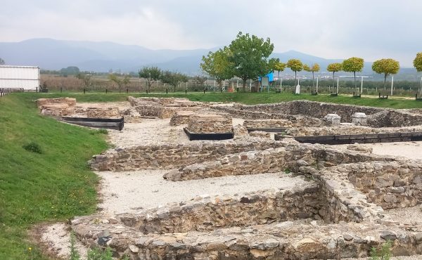 Αυτοψίες σε αρχαιολογικούς χώρους της Πρίστινα και του Πρίζρεν από την Λίνα Μενδώνη