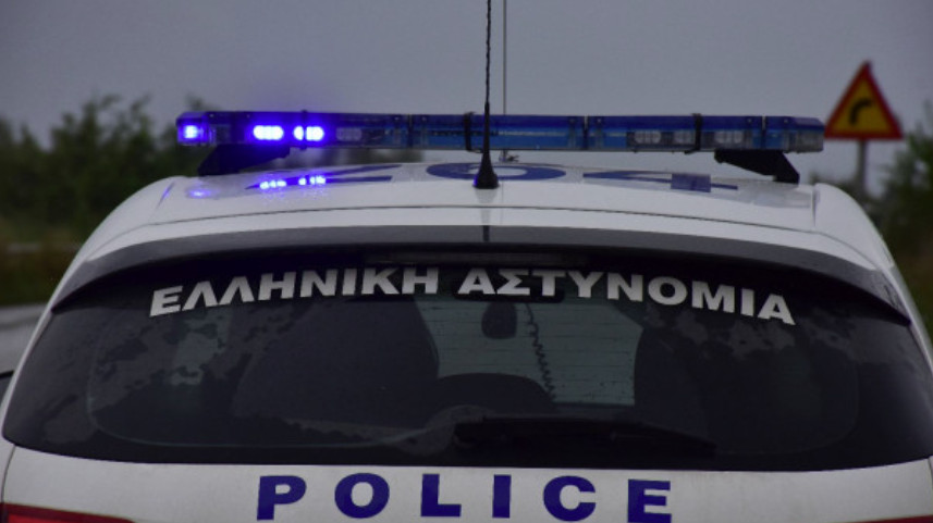 Θεσσαλονίκη: Αλλοδαπός χαράκωσε 2 αστυνομικούς στον λαιμό μέσα σε περιπολικό