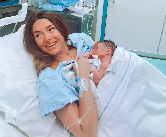 Γέννησε η Ιωάννα Σιαμπάνη και φωτογραφίζεται πανευτυχής με το νεογέννητο