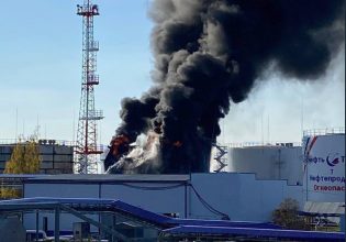 Ρωσία: Φωτιά σε αποθήκη καυσίμων – Οι ρωσικές αρχές κατηγορούν την Ουκρανία για το βομβαρδισμό