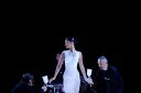 Μπέλα Χαντίντ: Εμφανίστηκε γυμνή στην πασαρέλα και της έφτιαξαν φόρεμα από σπρέι