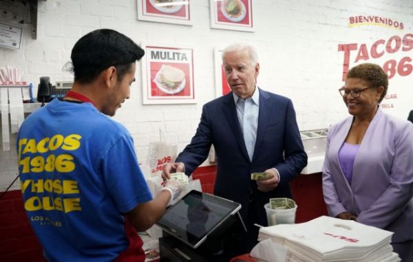 Μπάιντεν: Πλήρωσε τα τάκος σε τετραπλάσια τιμή για να χτυπήσει τον… πληθωρισμό