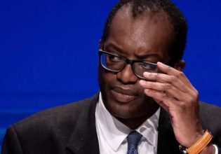 Βρετανία: Παύθηκε από τα καθήκοντά του ο υπουργός Οικονομικών Κουάζι Κουάρτενγκ