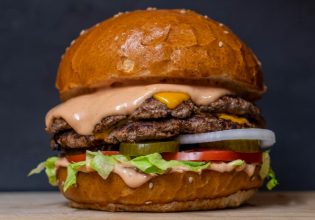 Έρευνα: «Τρώτε δύο μπιφτέκια την εβδομάδα για να σώσετε τον πλανήτη»