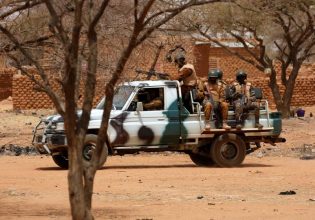 Μπουρκίνα Φάσο: Ο στρατός ανέτρεψε τον επικεφαλής της χούντας – Απέτυχε να αντιμετωπίσει τους τζιχαντιστές