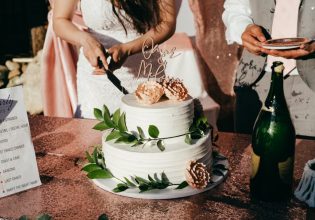 Νεόνυμφοι είδαν τις κάμερες ασφαλείας από τη δεξίωση για να… χρεώσουν όσους έφαγαν δεύτερο κομμάτι τούρτα