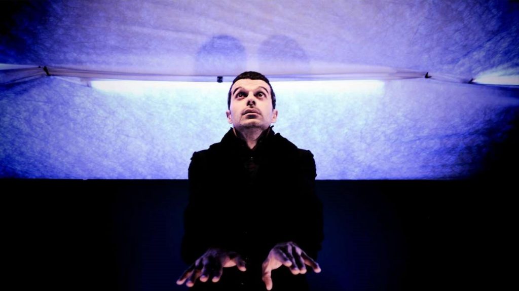 Ο σκοτεινός κόσμος της «Οικογένειας Τσέντσι» επιστρέφει στη σκηνή