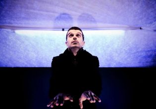 Ο σκοτεινός κόσμος της «Οικογένειας Τσέντσι» επιστρέφει στη σκηνή