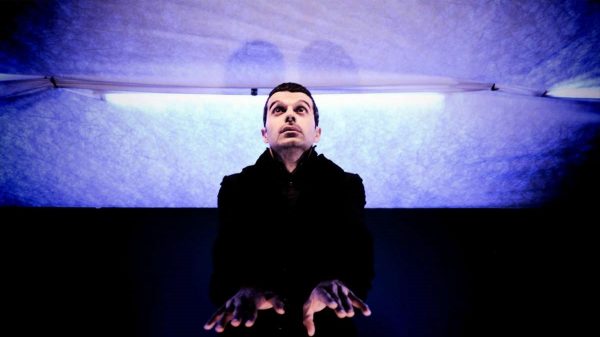 Ο σκοτεινός κόσμος της «Οικογένειας Τσέντσι» επιστρέφει στη σκηνή