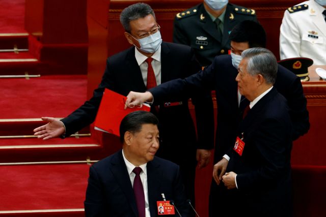 Κίνα: Γιατί έβγαλαν «σηκωτό» από το χώρο του συνεδρίου του ΚΚ τον πρώην πρόεδρο – Τι λένε τα κινέζικα ΜΜΕ