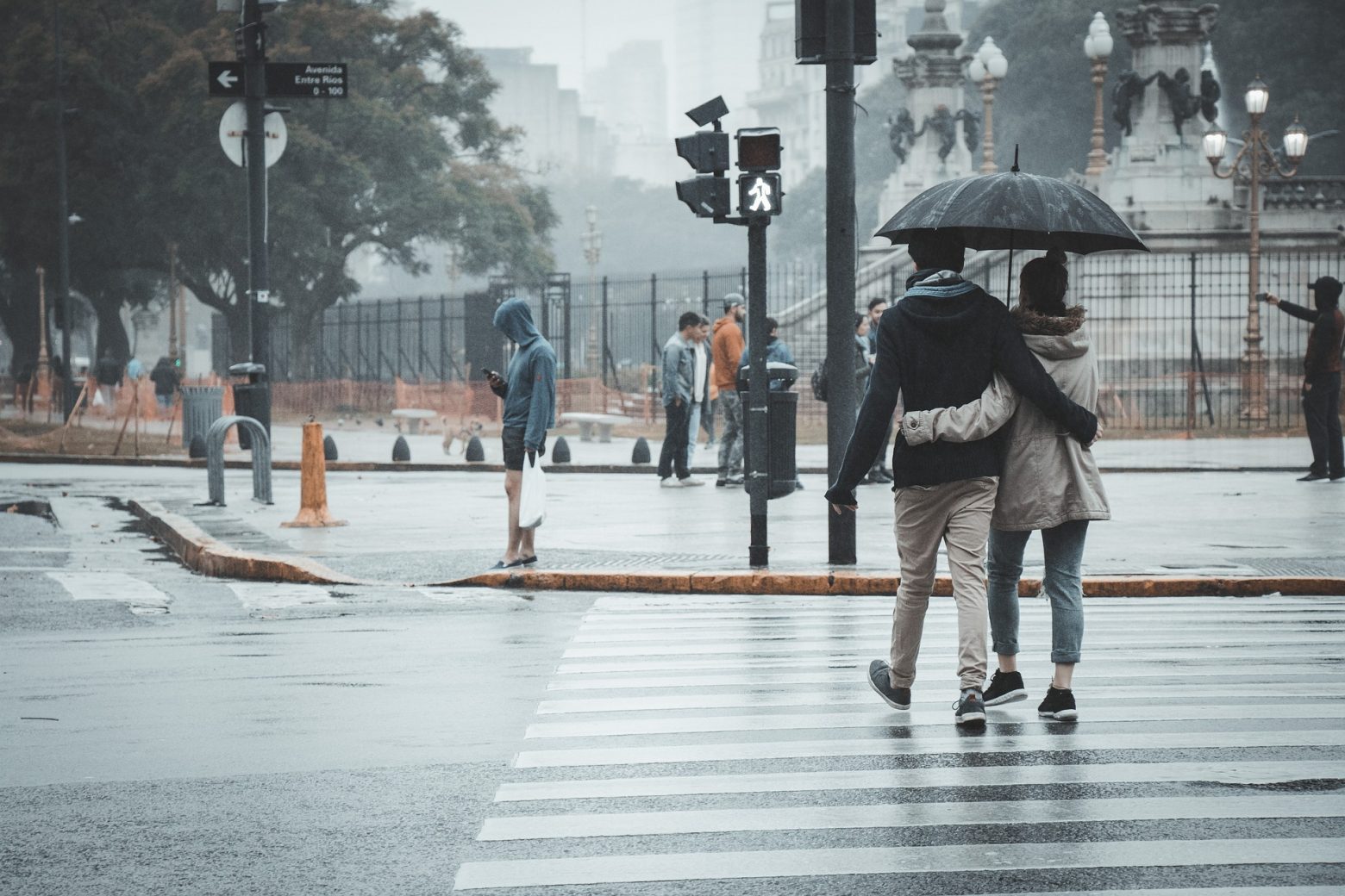 TikToker δείχνει πώς δεν θα ξαναχρειαστεί να κρατήσεις ομπρέλα και γίνεται viral