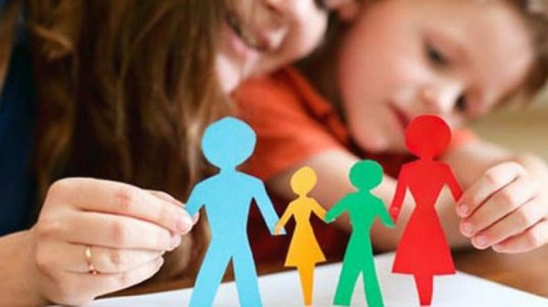 «Νταντάδες της γειτονιάς»: Επεκτείνεται σε 28 νέους δήμους το πρόγραμμα