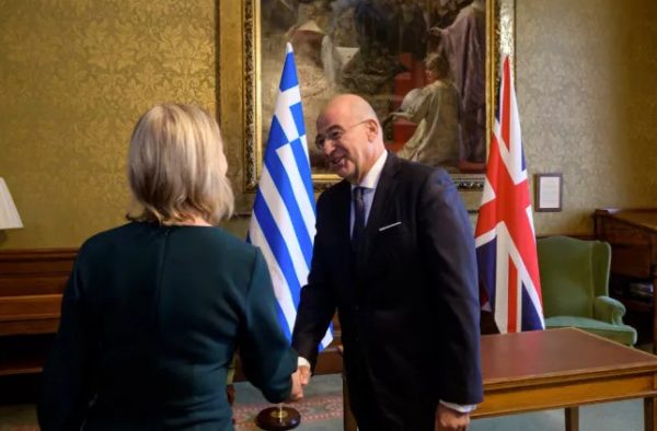 Στο Λονδίνο ο Δένδιας – Συνάντηση με τον Βρετανό ΥΠΕΞ