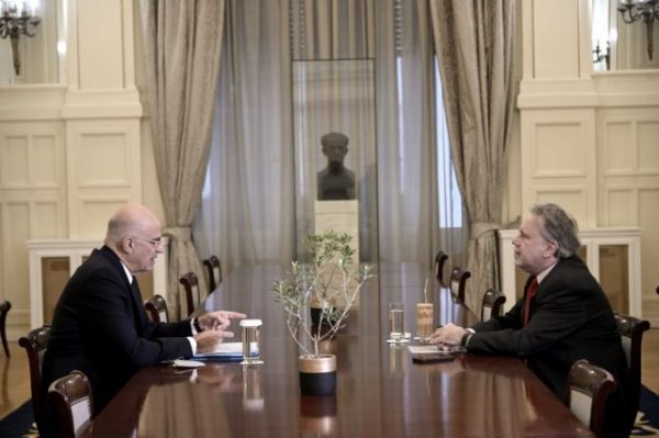 Ο Δένδιας ενημερώνει τα κόμματα – Τουρκολιβυκό μνημόνιο και Ουκρανία στην ατζέντα