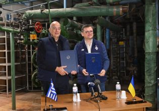 Ουκρανία: «Έγκλημα πολέμου οι επιθέσεις σε αμάχους» – Εύσημα Κουλέμπα σε Δένδια για «γενναιότητα»