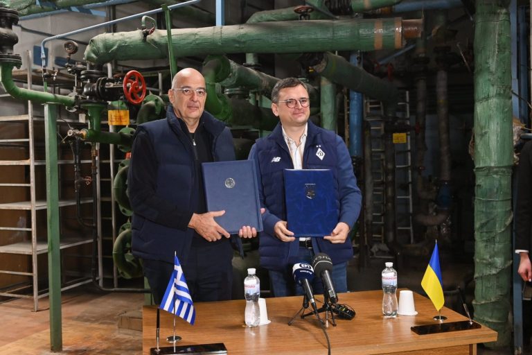 Ουκρανία: «Έγκλημα πολέμου οι επιθέσεις σε αμάχους» – Εύσημα Κουλέμπα σε Δένδια για «γενναιότητα»