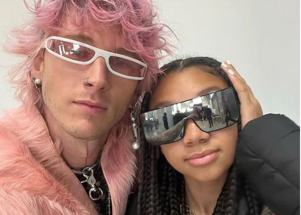 Ο Μασίν Γκαν Κέλι δεν αποχωρίζεται την κόρη του Κάσι, 13 ετών –μαζί σε περιοδεία