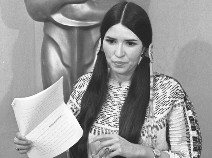Η Σατσίν Λίτλφεδερ πλαστογράφησε την ιθαγενική αμερικανική καταγωγή, λέει η οικογένειά της