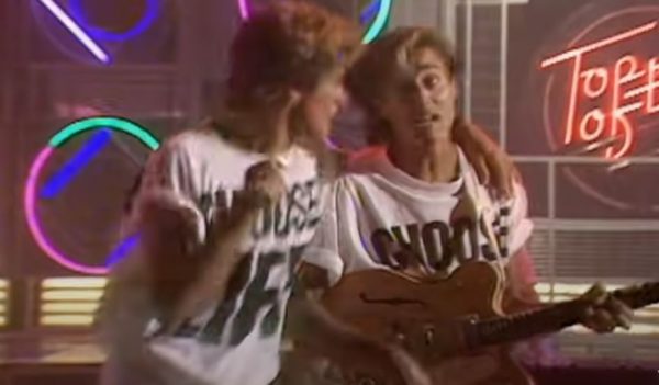 Tα T-Shirts με vintage σλόγκαν επιστρέφουν: «Αρκετά σαχλά, αλλά αυτή είναι η γοητεία»