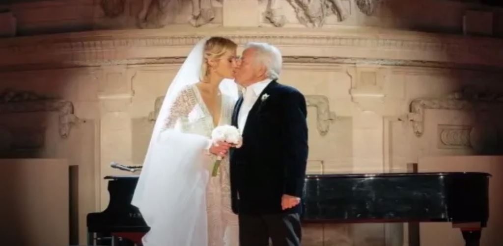 Ο δισεκατομμυριούχος Ρόμπερτ Κραφτ στα 81 του παντρεύτηκε την 47χρονη Ντάνα Μπλούμπεργκ