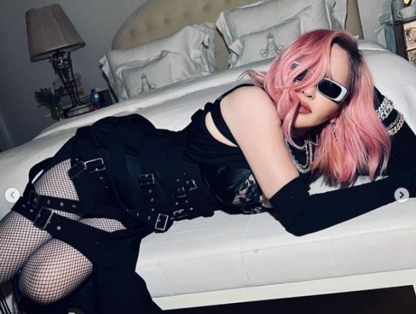 H Μαντόνα ποζάρει τόπλες με γλειφιτζούρια και δολάρια στα επίμαχα σημεία