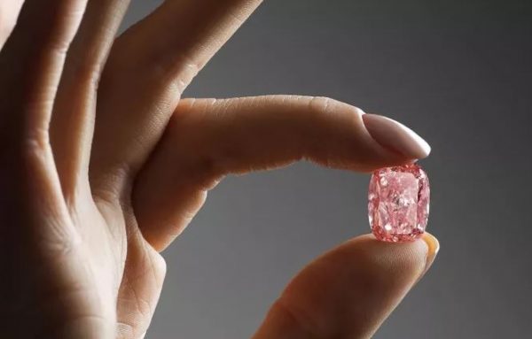 Χονγκ Κονγκ: Το ροζ διαμάντι «Williamson Pink Star» πουλήθηκε έναντι σχεδόν 58 εκατ. δολαρίων