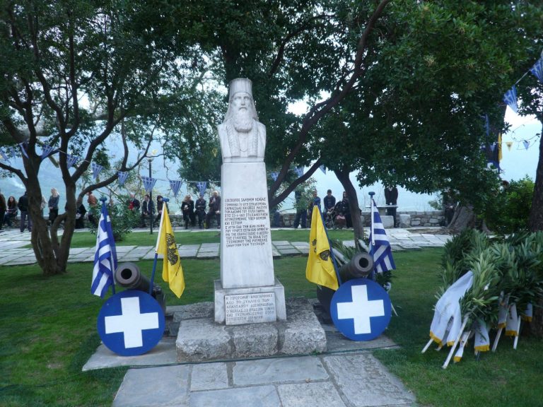 Δίστομο και Στείρι Βοιωτίας, ανάμεσα στον Ελικώνα και τον Παρνασσό