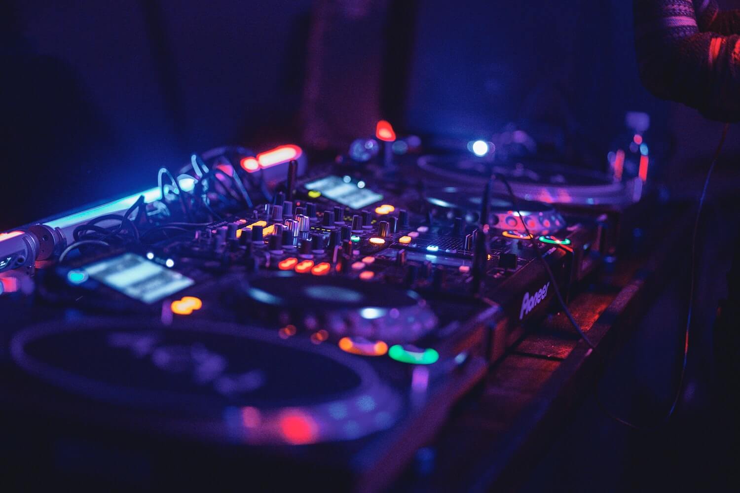 Θρήνος: Νεκρός πασίγνωστος DJ - Πέθανε στον ύπνο του