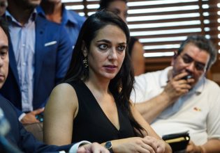 Η Δόμνα Μιχαηλίδου για σεξιστικά στερεότυπα: «Δεν θα ενδιέφερε κανέναν αν φορούσε μαγιό ο Μητσοτάκης ή ο Τσίπρας»