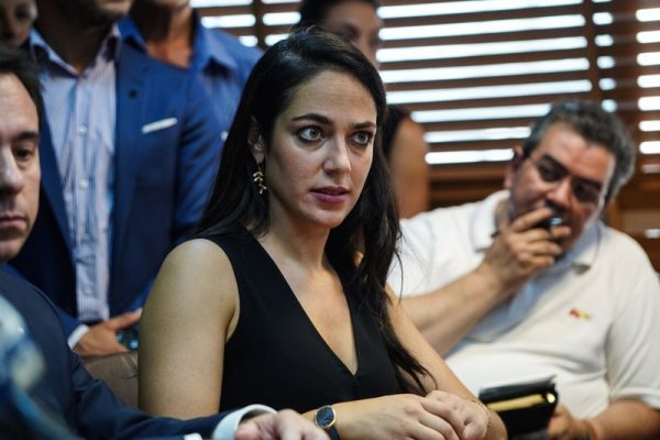 Η Δόμνα Μιχαηλίδου για σεξιστικά στερεότυπα: «Δεν θα ενδιέφερε κανέναν αν φορούσε μαγιό ο Μητσοτάκης ή ο Τσίπρας»