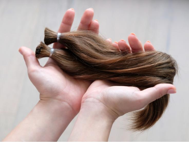 Θεσσαλονίκη: Κομμώτρια μάζεψε εκατό κοτσίδες μαλλιών για γυναίκες που πάσχουν από καρκίνο