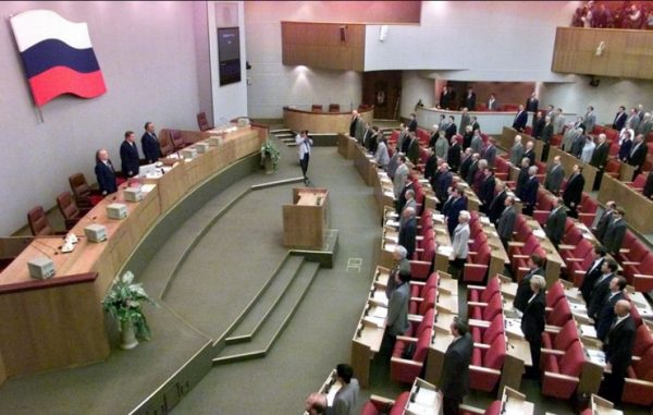 Ρωσία: Το κοινοβούλιο ψήφισε νόμο που απαγορεύει την «προπαγάνδα υπέρ των ΛΟΑΤΚΙ+» και μεταξύ ενηλίκων