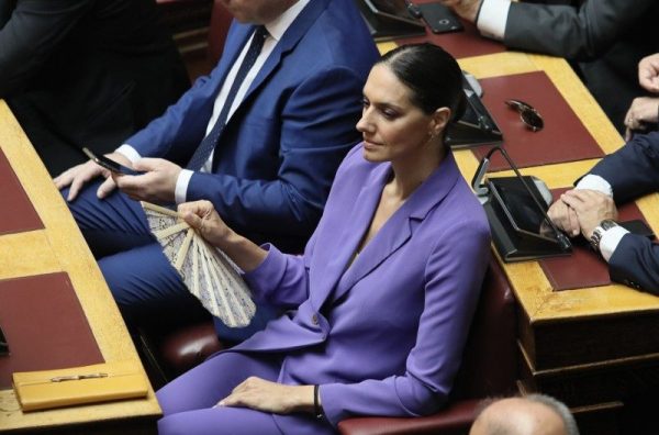Λιποθύμησε η Νόνη Δούνια κατά την διάρκεια της Κοινοβουλευτικής Ομάδας της Νέας Δημοκρατίας