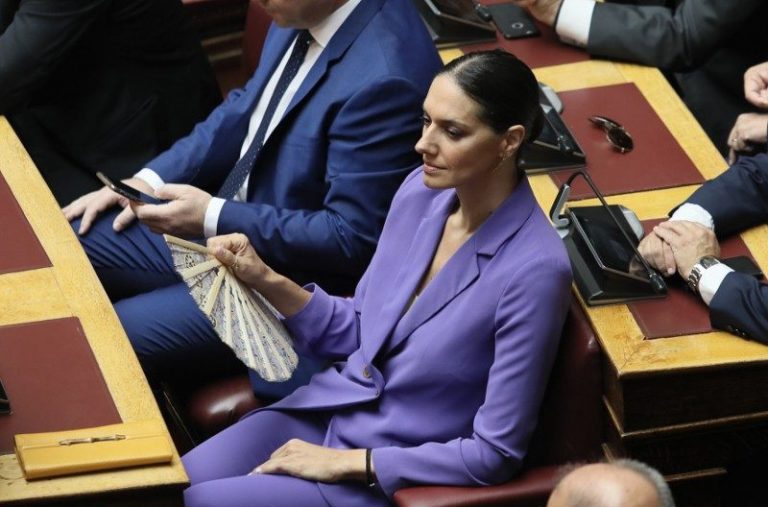 Λιποθύμησε η Νόνη Δούνια κατά την διάρκεια της Κοινοβουλευτικής Ομάδας της Νέας Δημοκρατίας