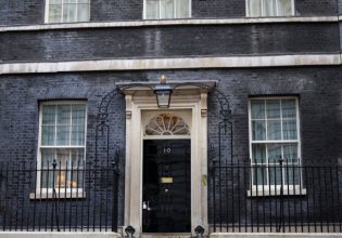 Η πολιτική αναταραχή στο Ηνωμένο Βασίλειο σπρώχνει τη χώρα πιο κοντά στην ύφεση