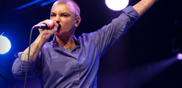 Όταν η Σινέντ Ο’ Κόνορ έσκισε επί σκηνής μία φωτογραφία του Πάπα Ιωάννη Παύλου