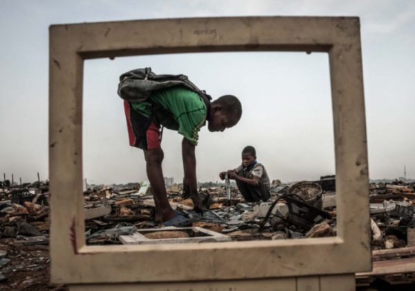 Ηλεκτρονικά απόβλητα: Τα βουνά συσκευών και η εκμετάλλευση παιδιών