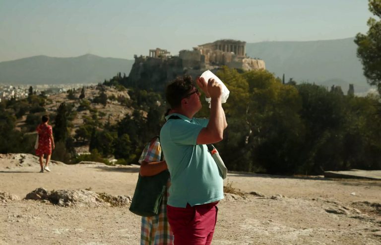 Μερική έκλειψη ηλίου: Φωτογραφίες από το εντυπωσιακό φαινόμενο